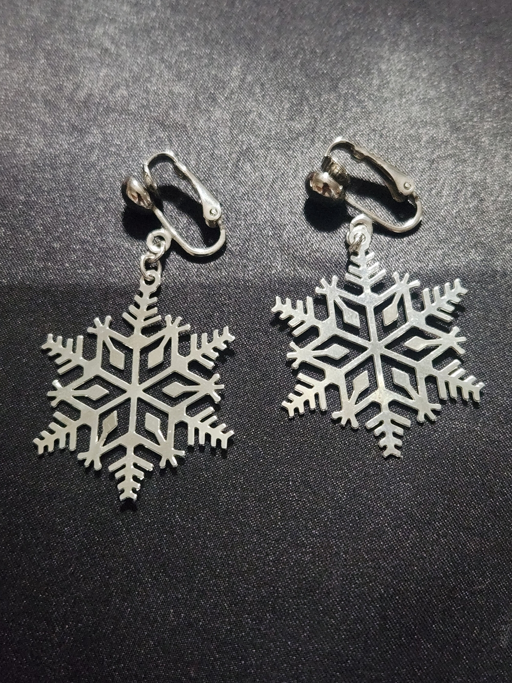 Vintage Avon Silver Tone Snowflake Clip-On Dangle Earrings